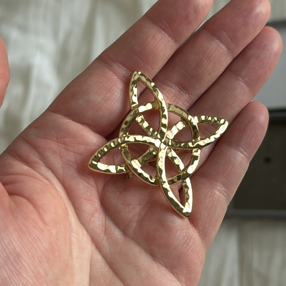 The Giving Pin- Celtic Knot - Picture 5 of 6